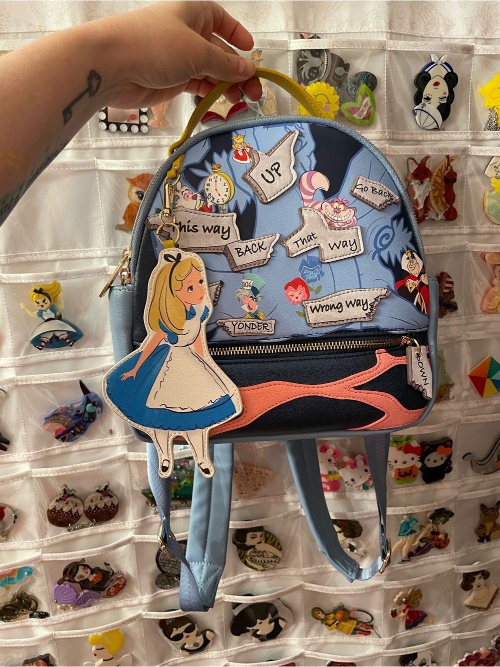🩵PRICE FIRM🩵Danielle Nicole Disney Alice in Wonderland Direction Backpack - Picture 7 of 14